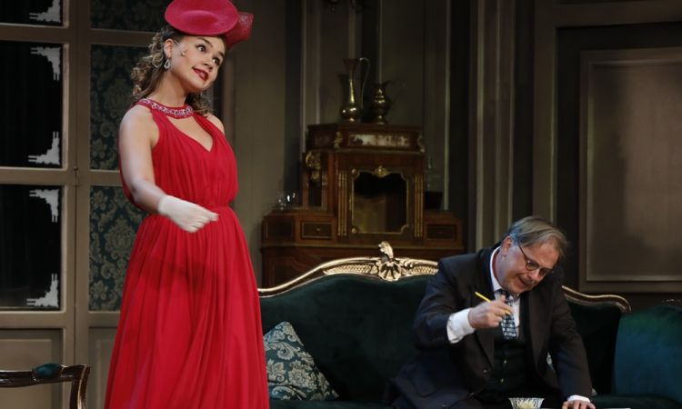 EGY CSÓK ÉS MÁS SEMMI