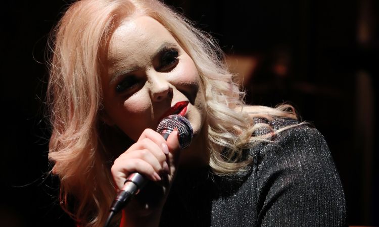 „...LÁZAS IFJÚSÁG…”