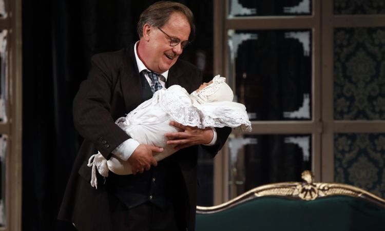 EGY CSÓK ÉS MÁS SEMMI