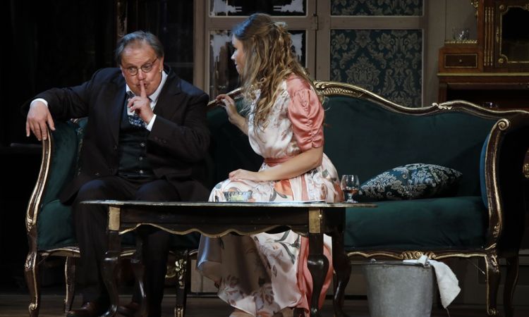 EGY CSÓK ÉS MÁS SEMMI