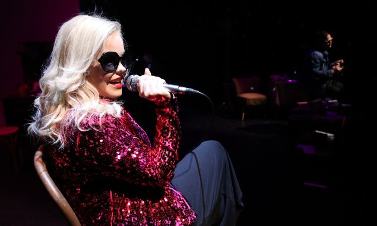 „...LÁZAS IFJÚSÁG…”