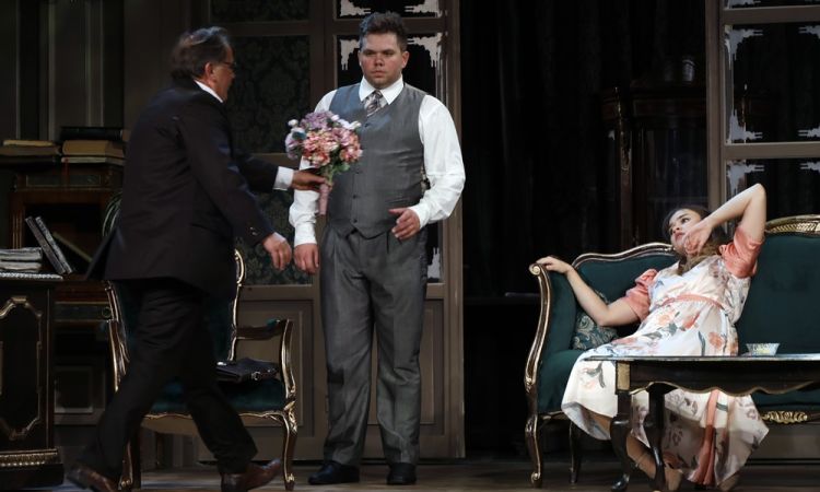 EGY CSÓK ÉS MÁS SEMMI