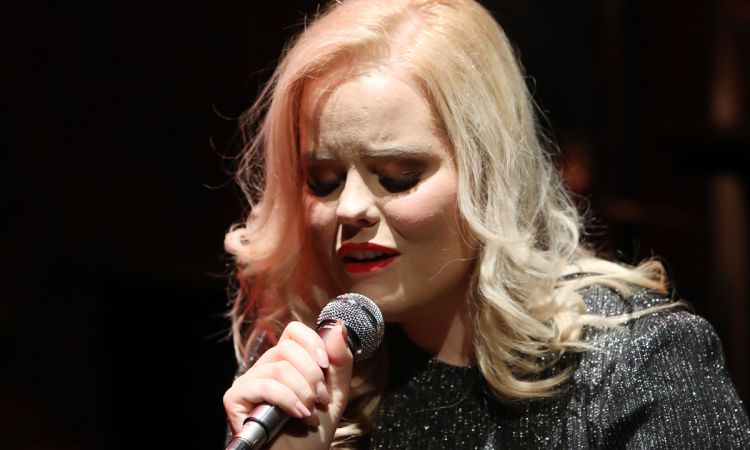 „...LÁZAS IFJÚSÁG…”