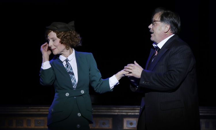 EGY CSÓK ÉS MÁS SEMMI