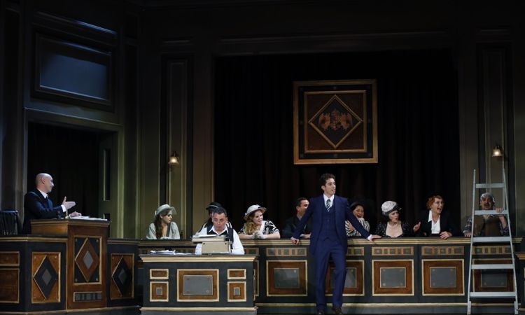 EGY CSÓK ÉS MÁS SEMMI