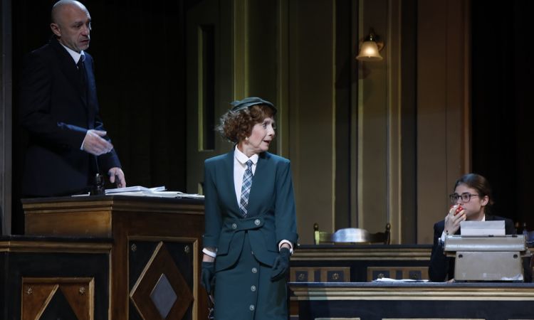 EGY CSÓK ÉS MÁS SEMMI