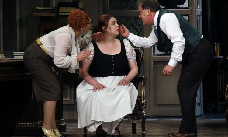 EGY CSÓK ÉS MÁS SEMMI