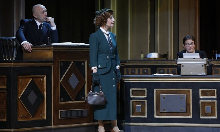 EGY CSÓK ÉS MÁS SEMMI