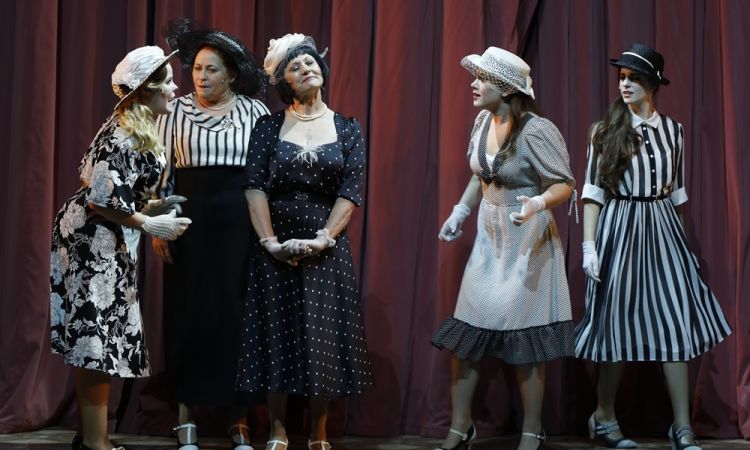 EGY CSÓK ÉS MÁS SEMMI