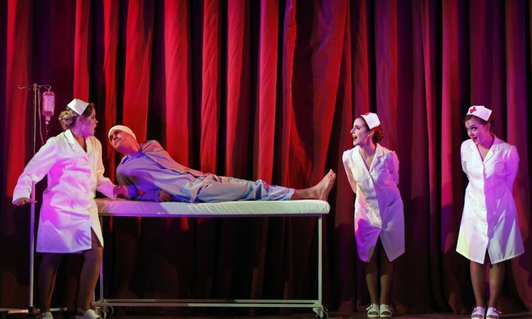 EGY CSÓK ÉS MÁS SEMMI