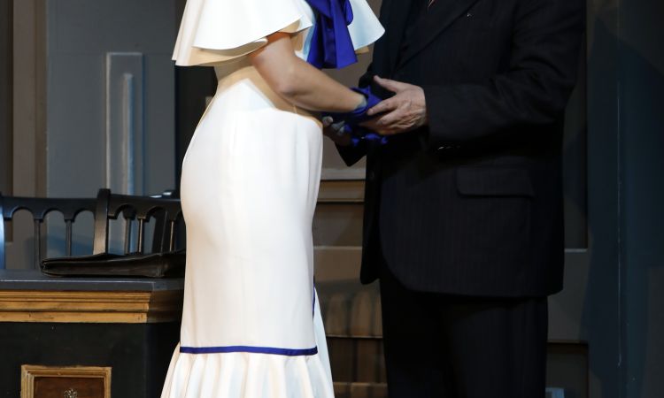 EGY CSÓK ÉS MÁS SEMMI