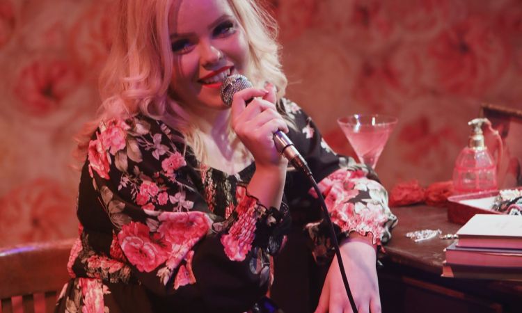 „...LÁZAS IFJÚSÁG…”