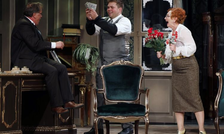 EGY CSÓK ÉS MÁS SEMMI