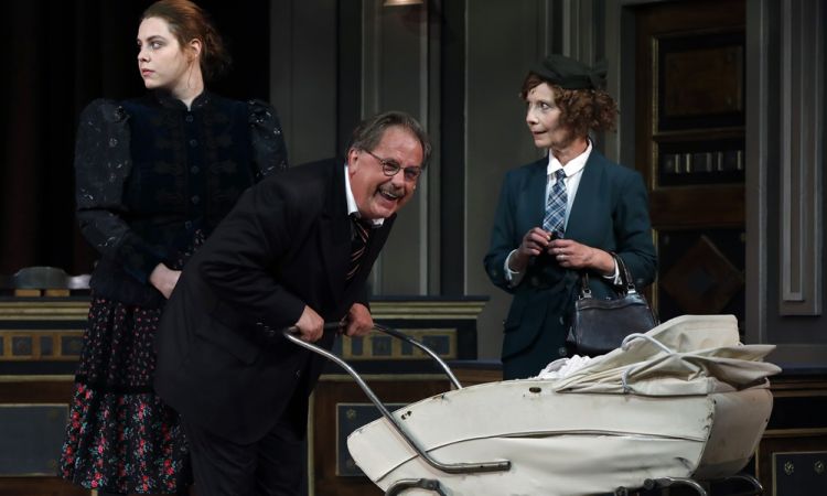 EGY CSÓK ÉS MÁS SEMMI