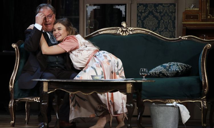 EGY CSÓK ÉS MÁS SEMMI