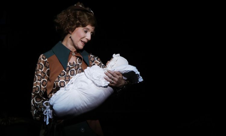 EGY CSÓK ÉS MÁS SEMMI