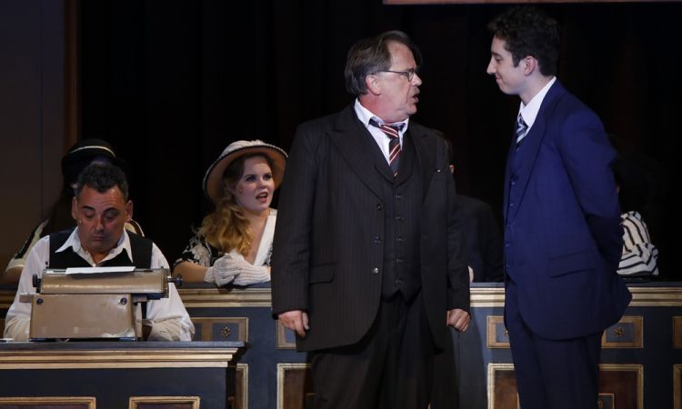 EGY CSÓK ÉS MÁS SEMMI