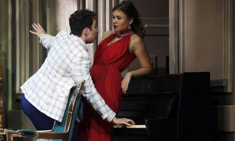 EGY CSÓK ÉS MÁS SEMMI