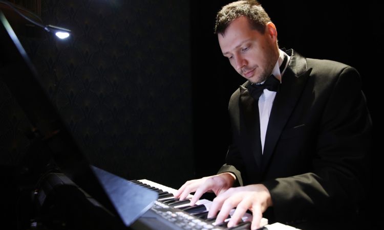 „...LÁZAS IFJÚSÁG…”