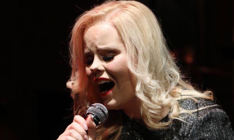 „...LÁZAS IFJÚSÁG…”