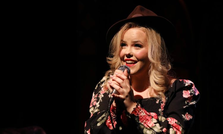 „...LÁZAS IFJÚSÁG…”