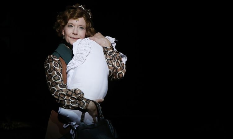 EGY CSÓK ÉS MÁS SEMMI