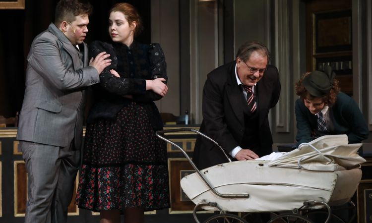 EGY CSÓK ÉS MÁS SEMMI