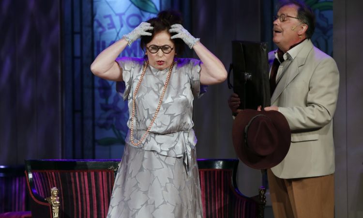 EGY CSÓK ÉS MÁS SEMMI