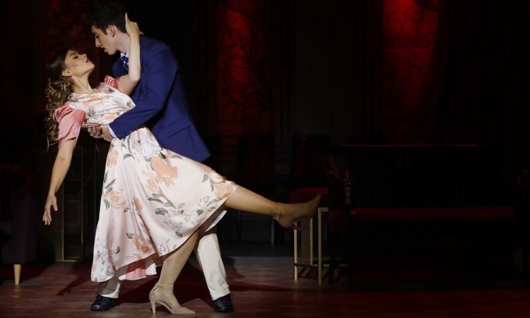 EGY CSÓK ÉS MÁS SEMMI