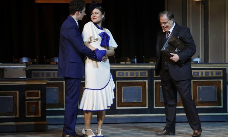 EGY CSÓK ÉS MÁS SEMMI