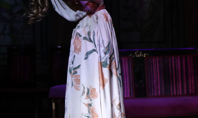 EGY CSÓK ÉS MÁS SEMMI