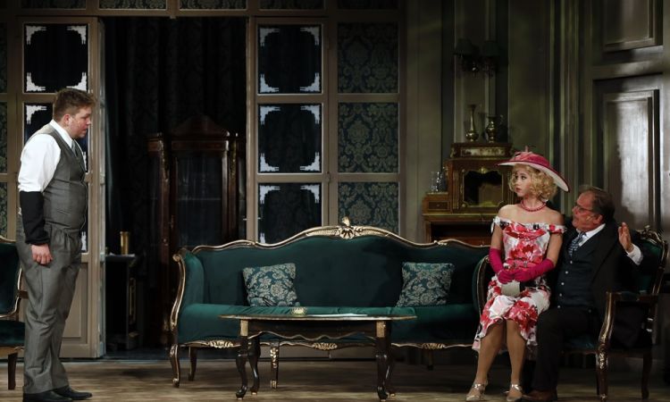 EGY CSÓK ÉS MÁS SEMMI