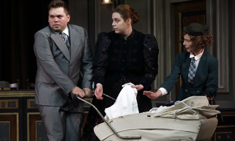 EGY CSÓK ÉS MÁS SEMMI