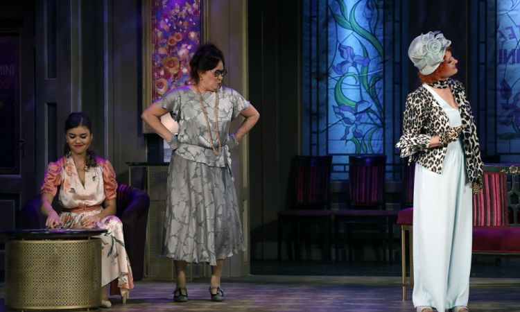 EGY CSÓK ÉS MÁS SEMMI