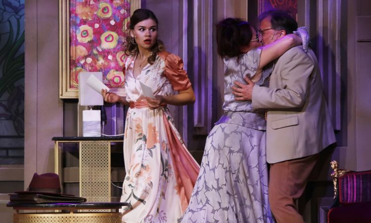 EGY CSÓK ÉS MÁS SEMMI