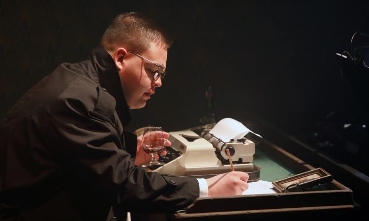 „...LÁZAS IFJÚSÁG…”