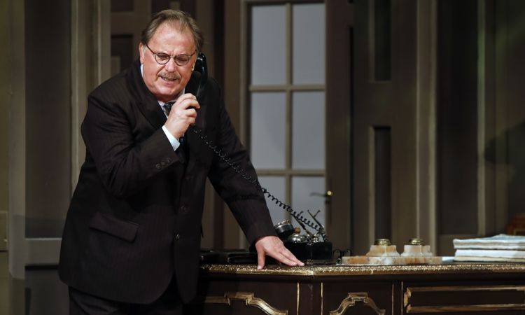 EGY CSÓK ÉS MÁS SEMMI