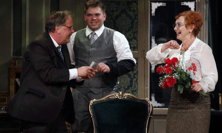 EGY CSÓK ÉS MÁS SEMMI