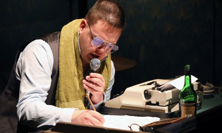 „...LÁZAS IFJÚSÁG…”