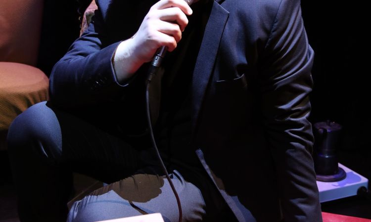 „...LÁZAS IFJÚSÁG…”