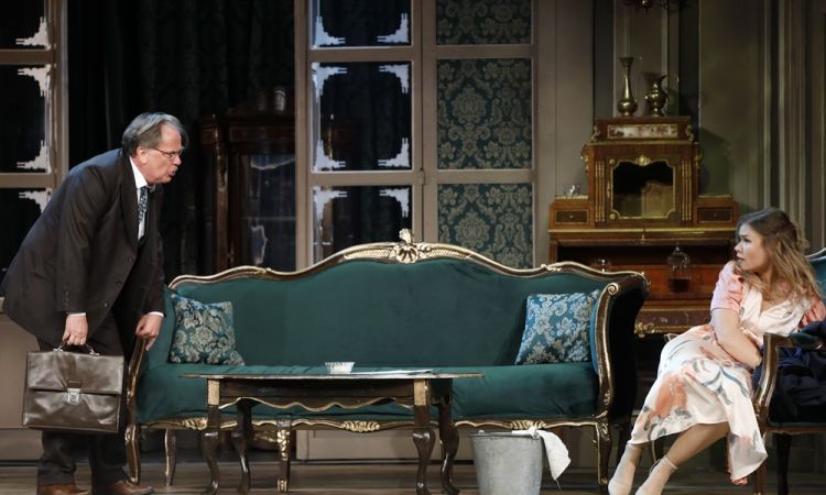 EGY CSÓK ÉS MÁS SEMMI