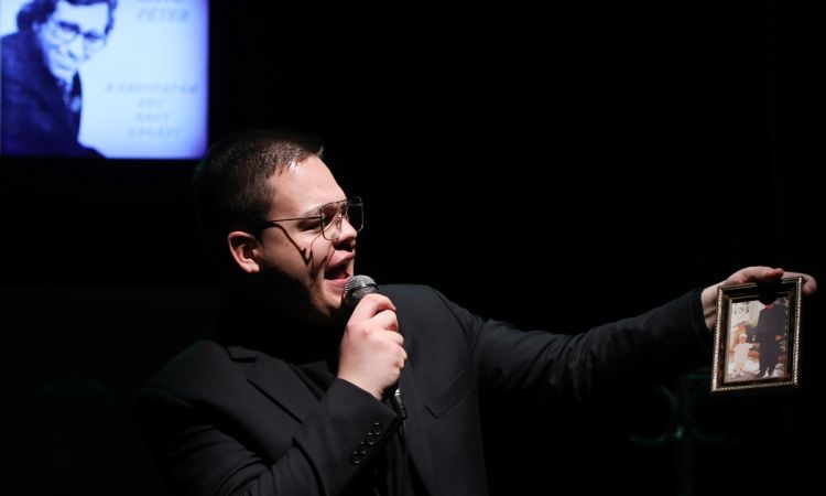 „...LÁZAS IFJÚSÁG…”