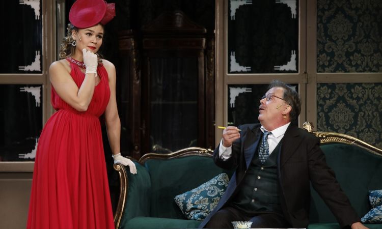 EGY CSÓK ÉS MÁS SEMMI