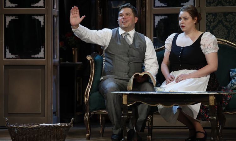 EGY CSÓK ÉS MÁS SEMMI