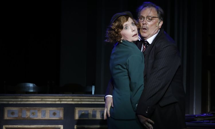 EGY CSÓK ÉS MÁS SEMMI