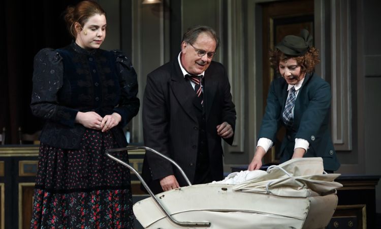 EGY CSÓK ÉS MÁS SEMMI