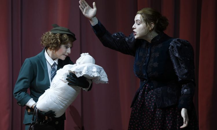 EGY CSÓK ÉS MÁS SEMMI