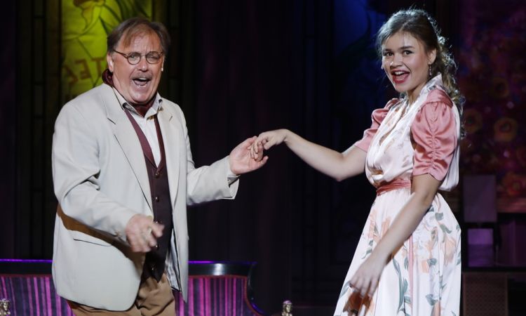 EGY CSÓK ÉS MÁS SEMMI