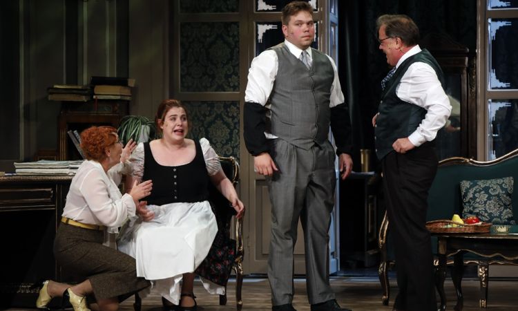 EGY CSÓK ÉS MÁS SEMMI