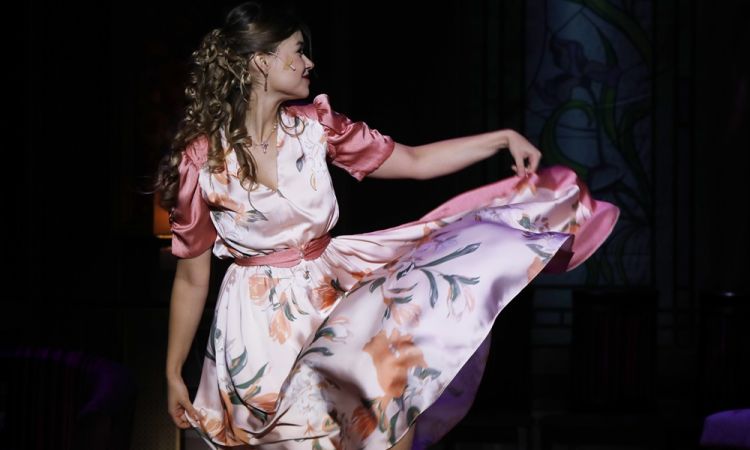 EGY CSÓK ÉS MÁS SEMMI